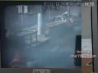 shocking accident, the truck rammed cars and caught fire